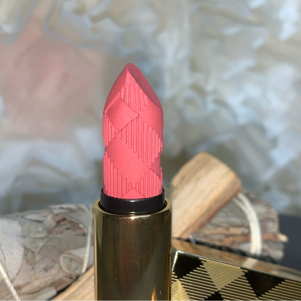 Burberry Makeup | Burberry Kisses Matte Lip Color | Color: 39 Matte Dusty Pink.